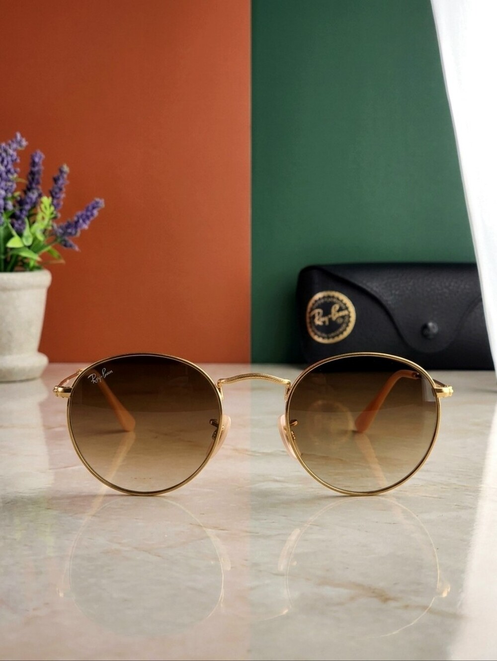 Ray-Ban Round Metal Sunglasses in Mate Gold with Brown Gradient Lenses. Unisex.